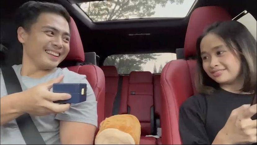 potret Gritte dilamar oleh Arif di mobil (instagram.com/gritteagathaa)