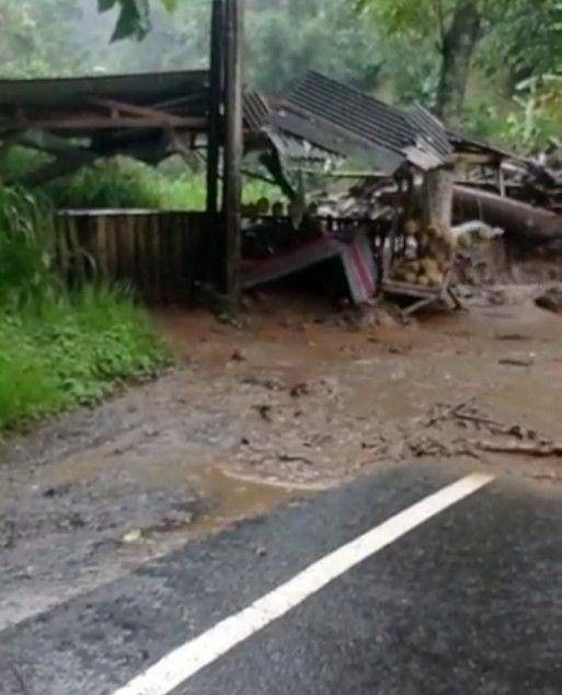 Banjir bandang di Desa Ngeprih. (Dok. BPBD Kabupaten Malang)