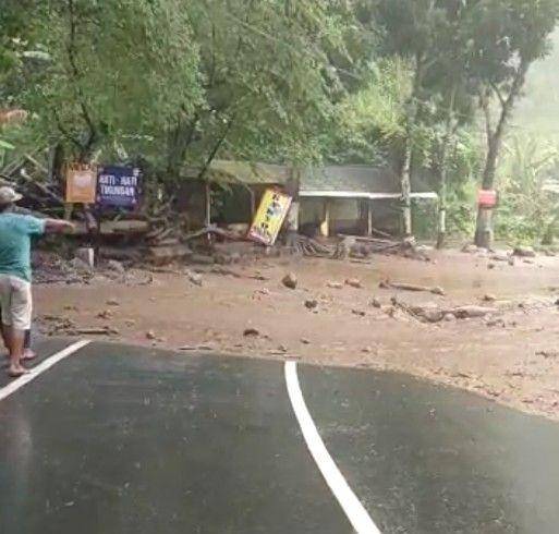 Banjir bandang di Desa Ngeprih. (Dok. BPBD Kabupaten Malang)