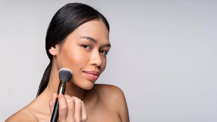 ilustrasi seorang perempuan sedang memakai blush on (freepik.com/freepik)