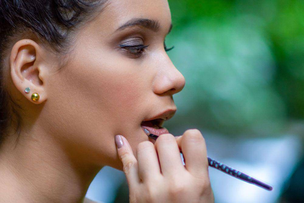 ilustrasi memulaskan lipstik warna natural (unsplash.com/Chalo Garcia)