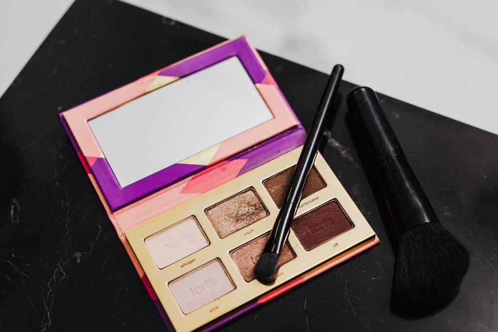 ilustrasi eyeshadow pallete dengan warna netral (pexels.com/Karolina Grabowska)