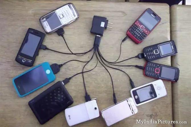 10 Momen Absurd saat Charge HP Ini Bikin Cekikikan, Kamu Pernah?