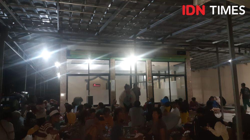 Kondisi di pengungsian Dewan Kemakmuran Masjid Jamaitul Amaliyah, Sabtu (4/3/2023) dini hari WIB. (IDN Times/Margith Juita Damanik).