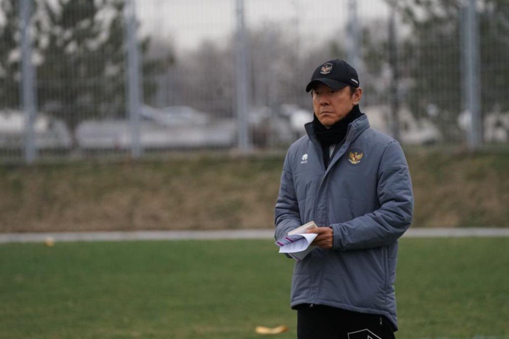 Pelatih Timnas Indonesia U-20 saat memimpin latihan Timnas Indonesia, di Uzbekistan, Jumat (3/3/2023). (Dok. PSSI).