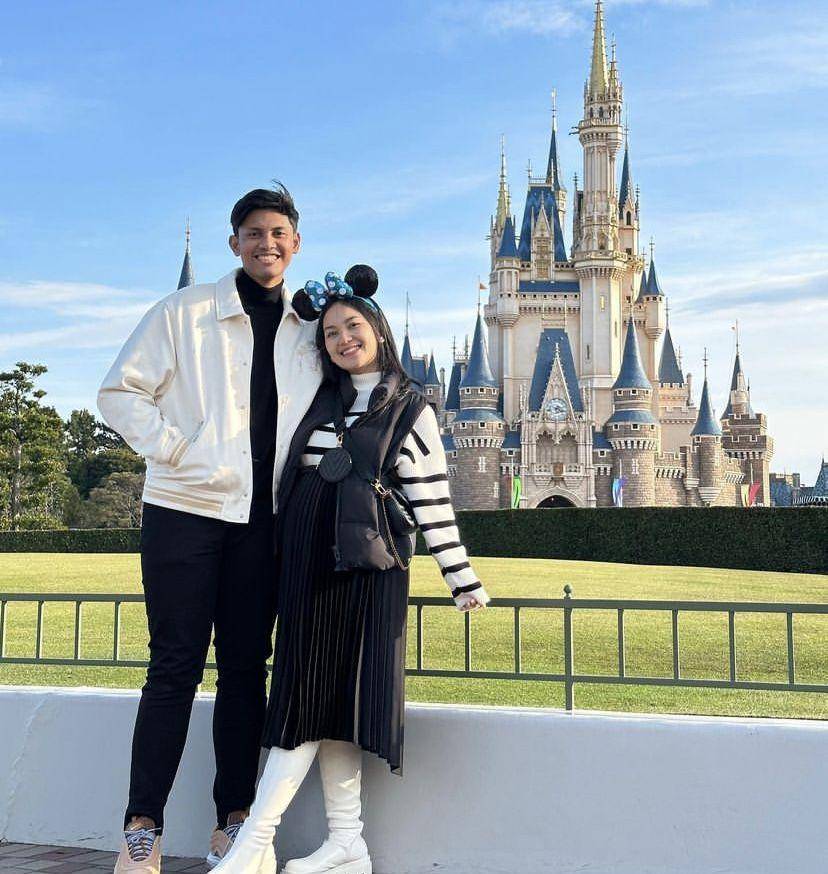 potret Ibnu Wardani dan Lita Hutami di Disneyland Tokyo (instagram.com/litahutami)