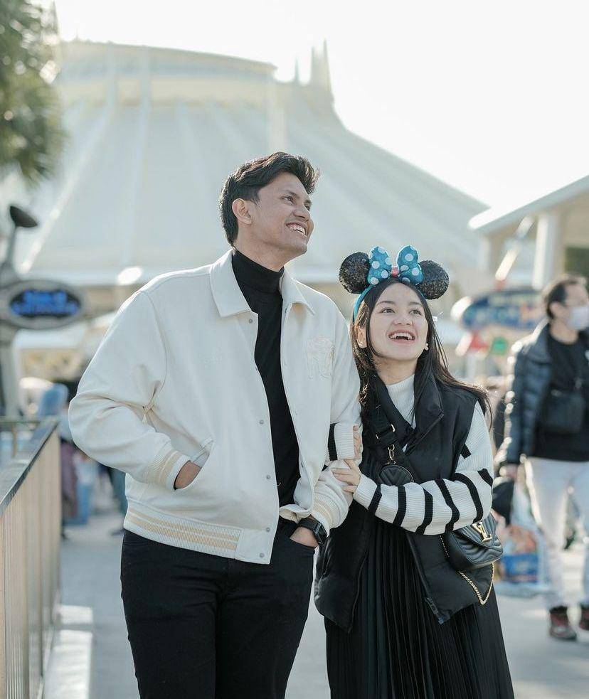 potret Ibnu Wardani dan Lita Hutami di Disneyland Tokyo (instagram.com/litahutami)