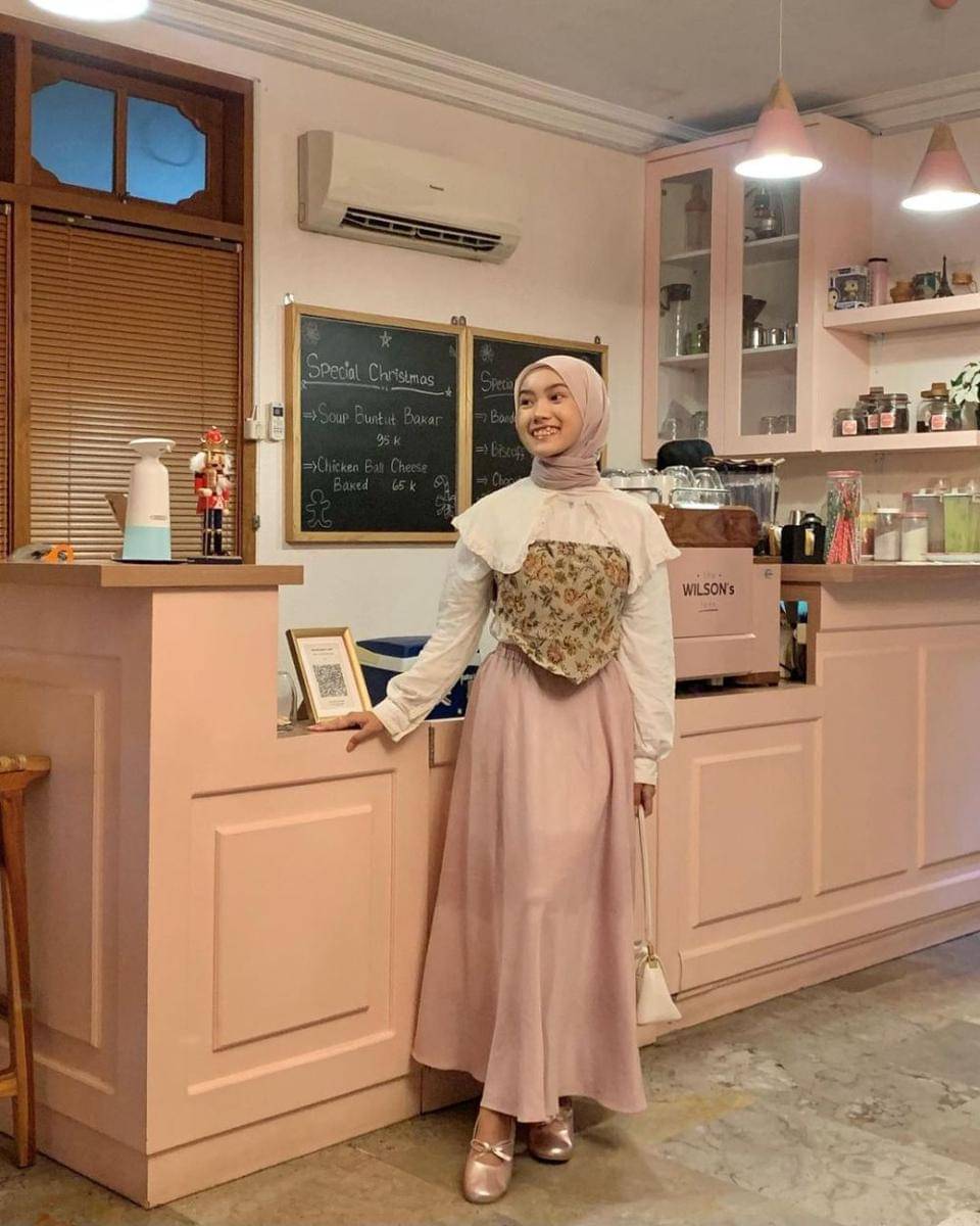 ide mix and match outfit pink ala Putri Zarkasya (instagram.com/kasyaaptr)