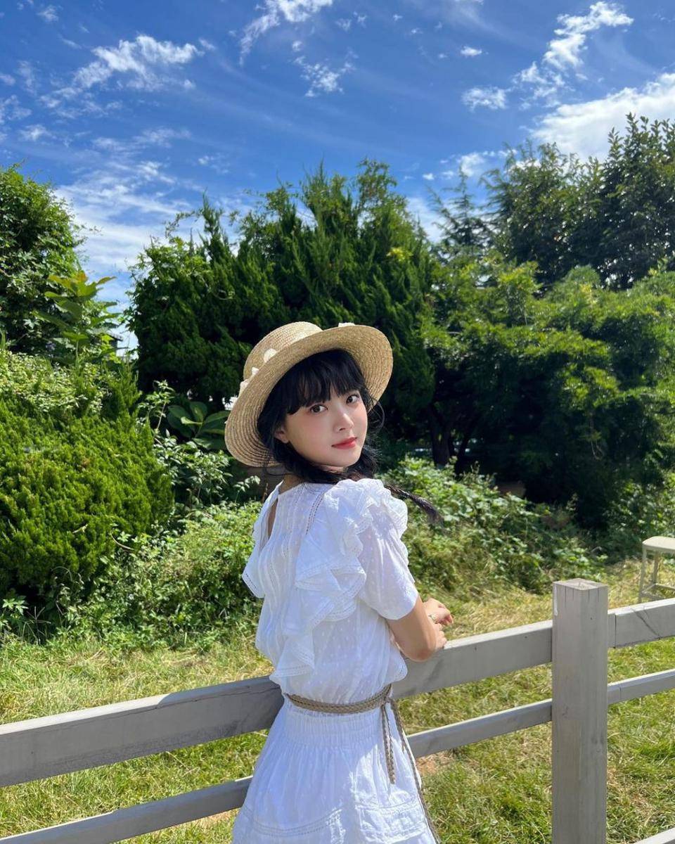 Eunchae LE SSERAFIM (instagram.com/hhh.e_c.v)