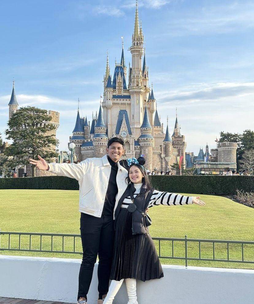 potret Ibnu Wardani dan Lita Hutami di Disneyland Tokyo (instagram.com/litahutami)