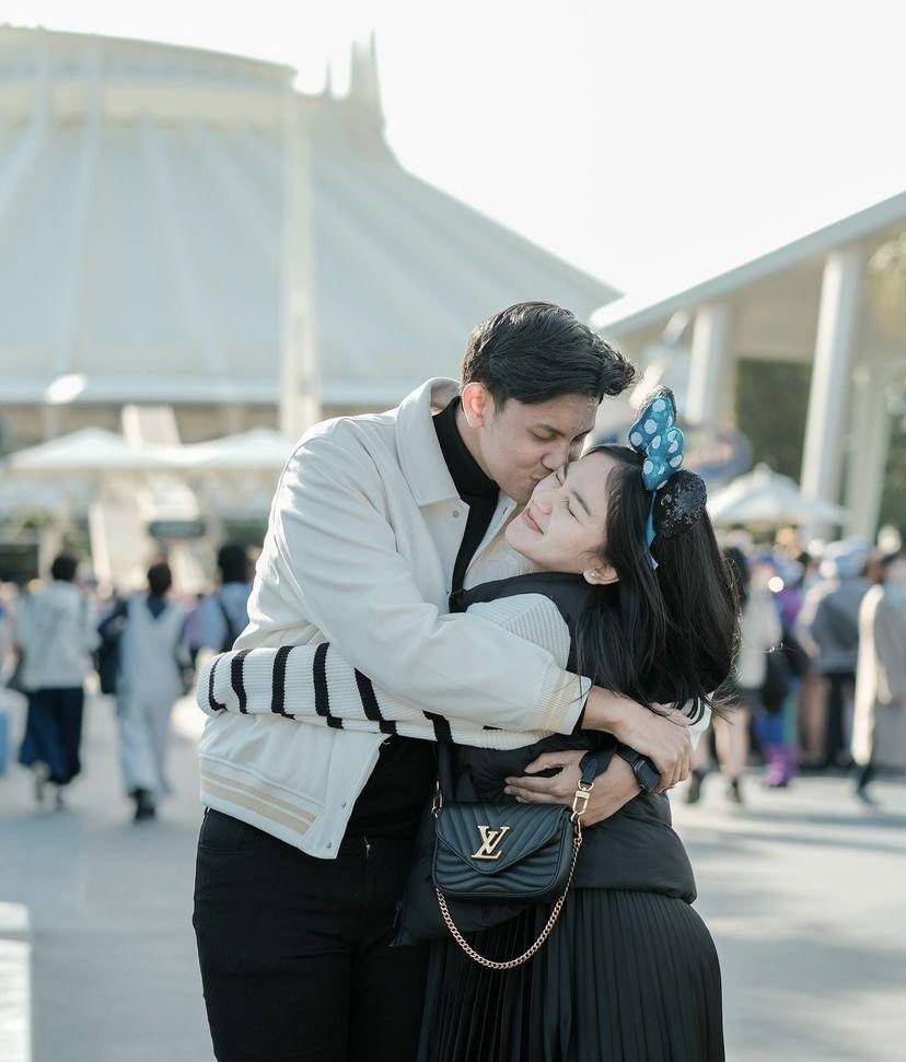 potret Ibnu Wardani dan Lita Hutami di Disneyland Tokyo (instagram.com/litahutami)