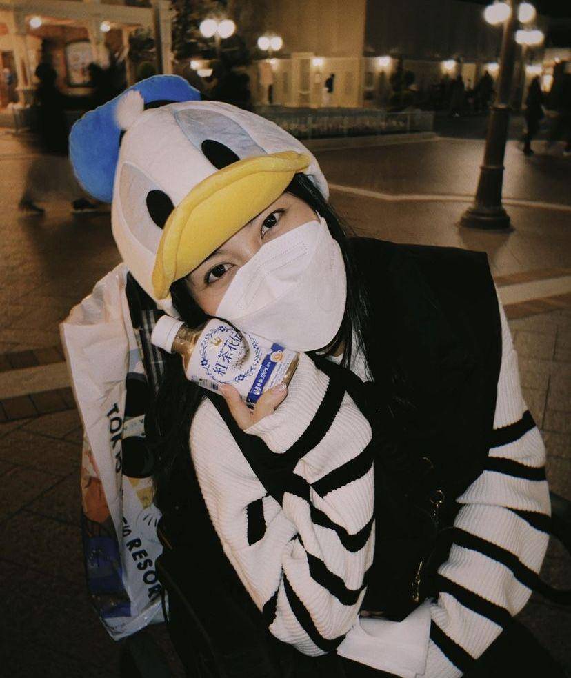 potret Ibnu Wardani dan Lita Hutami di Disneyland Tokyo (instagram.com/litahutami)