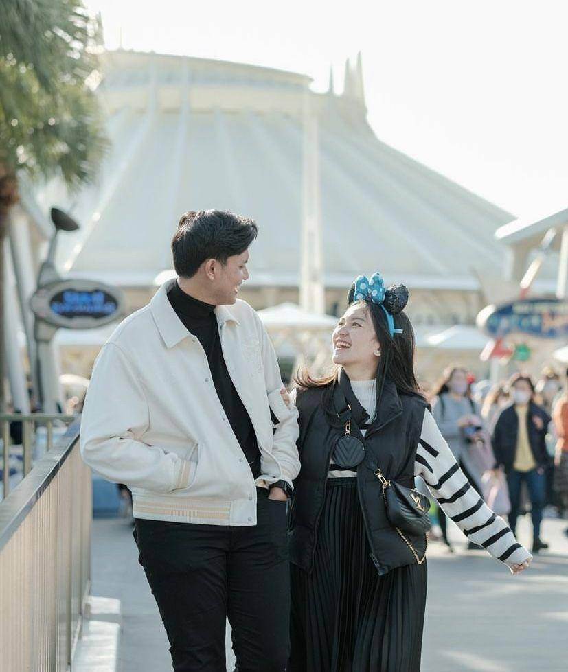 potret Ibnu Wardani dan Lita Hutami di Disneyland Tokyo (instagram.com/litahutami)