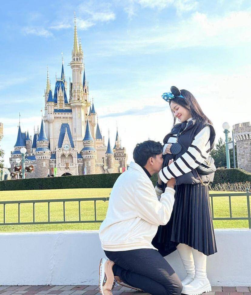 potret Ibnu Wardani dan Lita Hutami di Disneyland Tokyo (instagram.com/litahutami)