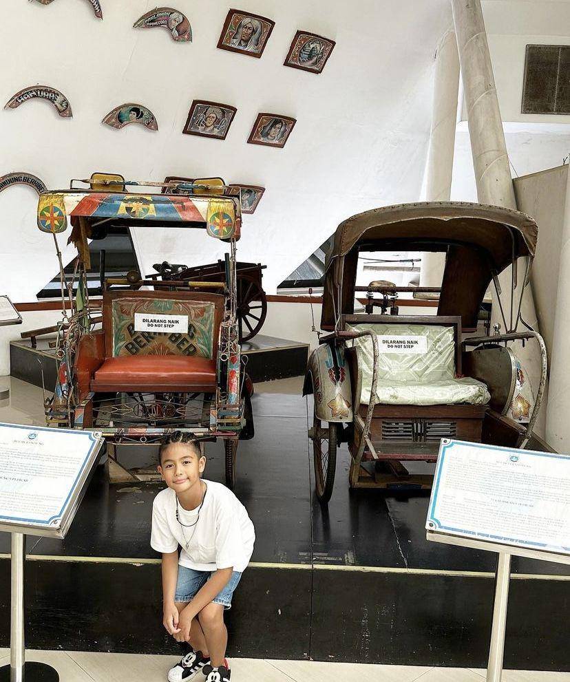 potret Ryshaka kunjungi museum bersama kedua orangtua (instagram.com/mrssharena)