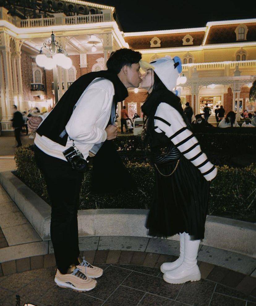 potret Ibnu Wardani dan Lita Hutami di Disneyland Tokyo (instagram.com/litahutami)