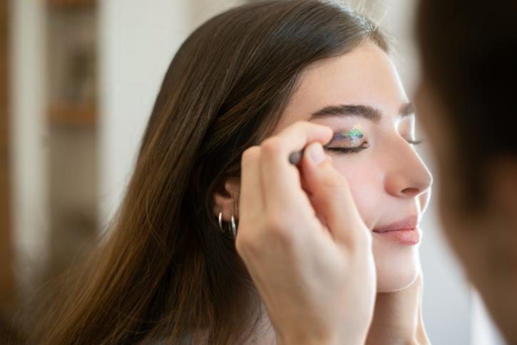 8 Rekomendasi Eyeshadow untuk Brown Eyes, Riasan Semakin Menarik!