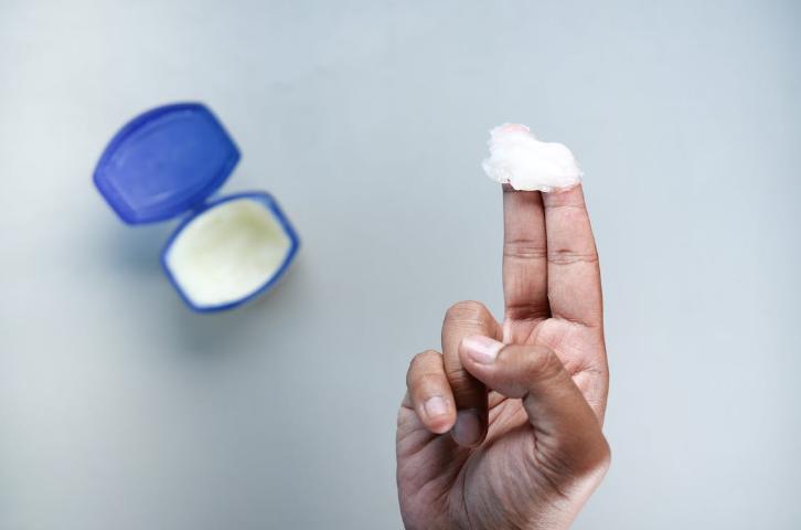 10 Cara Pakai Petroleum Jelly untuk Perawatan Kulit, Bikin Awet Muda!