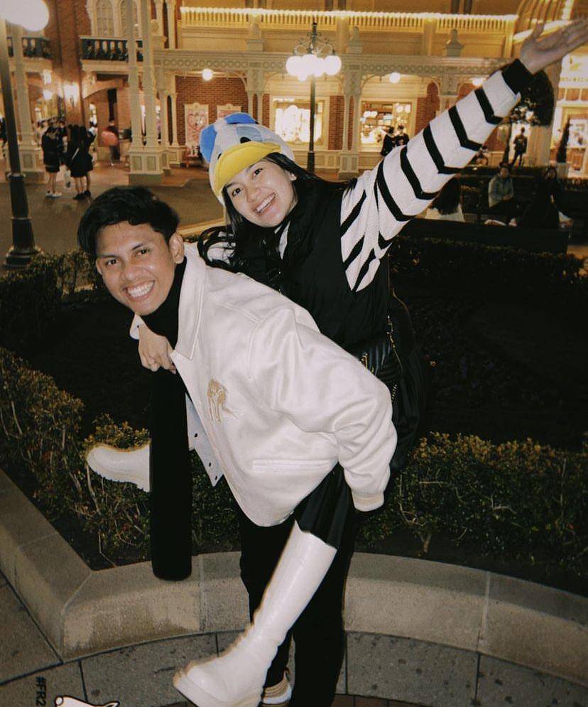potret Ibnu Wardani dan Lita Hutami di Disneyland Tokyo (instagram.com/litahutami)
