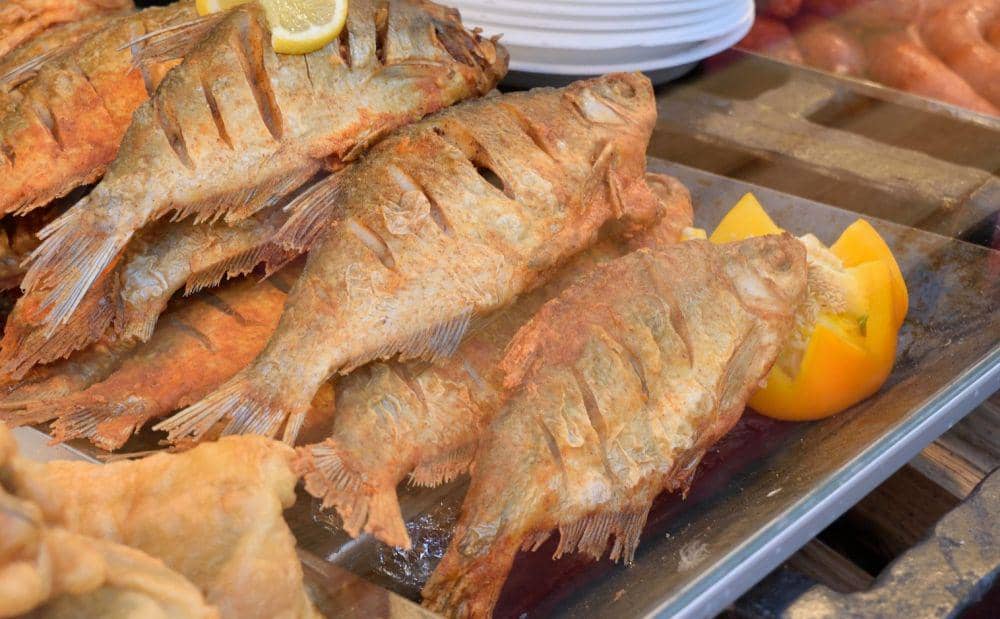 ilustrasi ikan mujair goreng