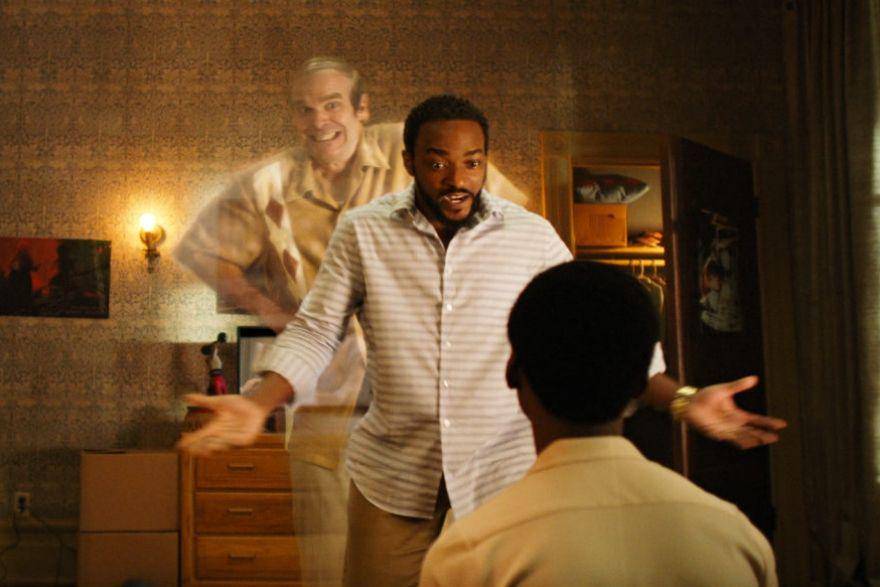 David Harbour dan Anthony Mackie dalam film We Have a Ghost (dok. Netflix/We Have a Ghost)