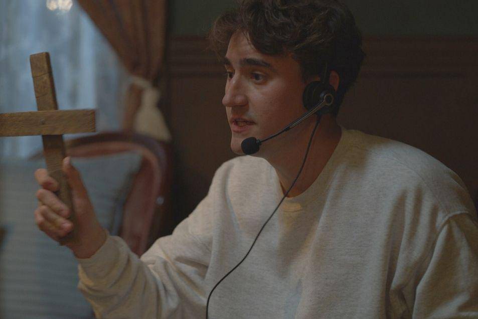 Jon Michael Simpson dalam film Sorry About the Demon (dok. Shudder/Sorry About the Demon)
