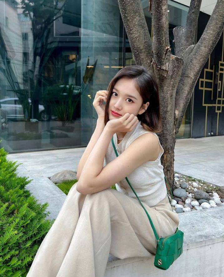 Potret gaya outfit kasual J STAYC (instagram.com/stayc_highup)
