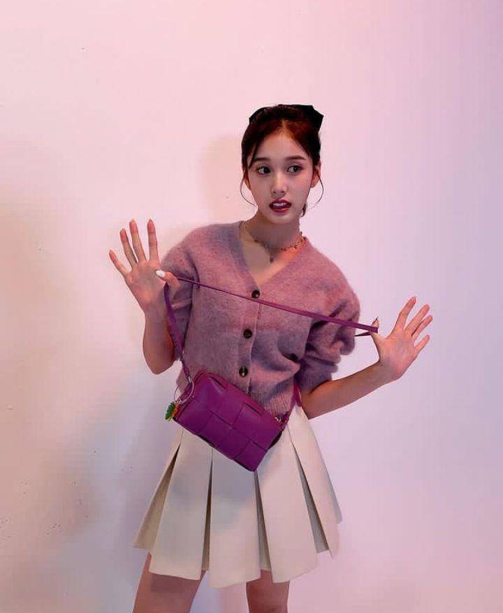 Potret gaya outfit kasual J STAYC (instagram.com/stayc_highup)