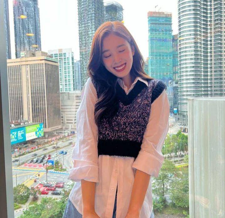 Potret gaya outfit kasual J STAYC (instagram.com/stayc.j)