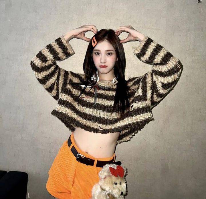 Potret gaya outfit kasual J STAYC (instagram.com/stayc.j)