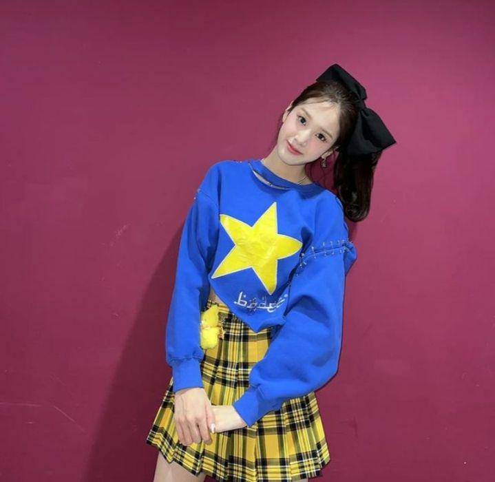 Potret gaya outfit kasual J STAYC (instagram.com/stayc.j)