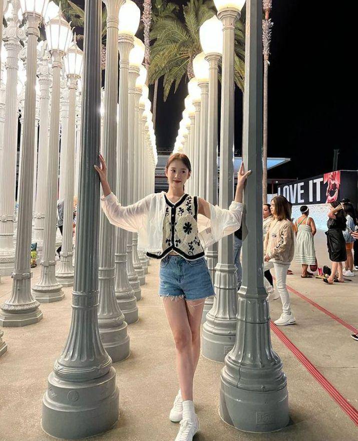 Potret gaya outfit kasual J STAYC (instagram.com/stayc.j)