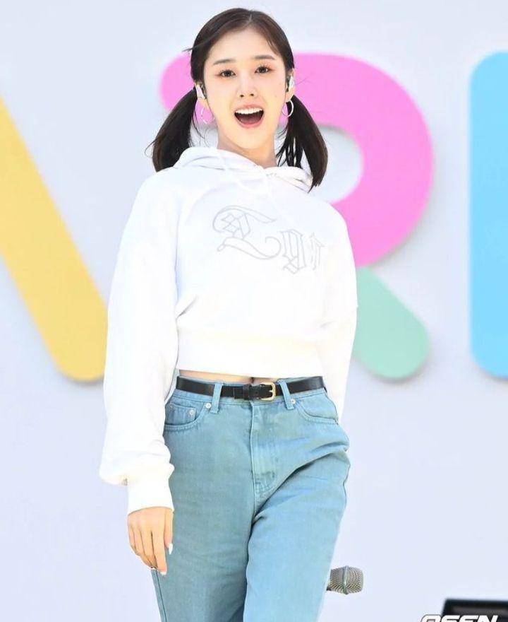 Potret gaya outfit kasual J STAYC (instagram.com/stayc.j)