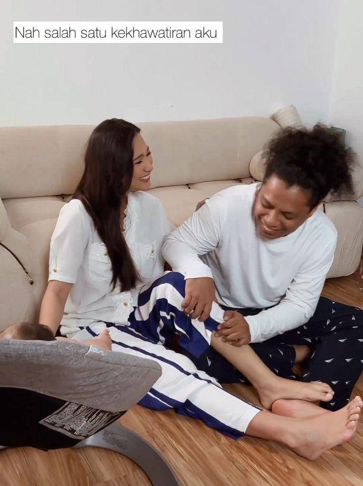potret Arie Kriting jadi suami dan ayah siaga (instagram.com/indahpermatas)