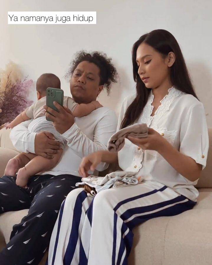 potret Arie Kriting jadi suami dan ayah siaga (instagram.com/indahpermatas)