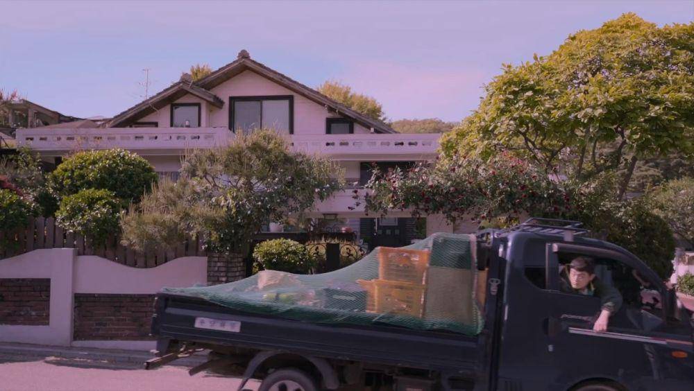 Rumah keluarga Sim (dok. Disney Plus/Call It Love)