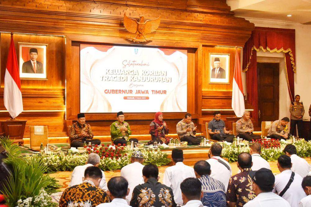 Gubernur Khofifah saat menggelar silaturahmi dengan keluarga korban Kanjuruhan, Kamis (2/3/2023). (Dok. Humas Pemprov Jatim).