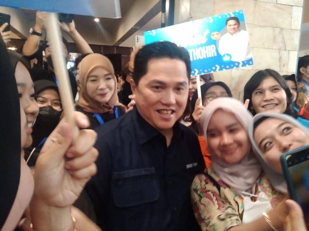 Erick Thohir saat dikerumuni mahasiswa UB. (IDN Times/Rizal Adhi Pratama)