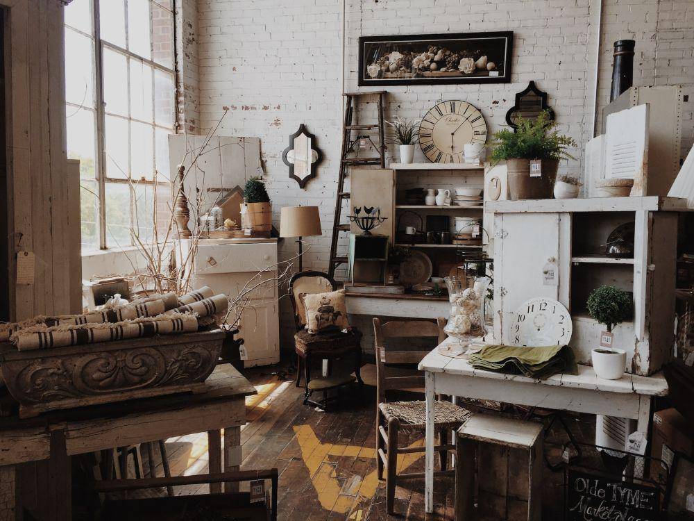 Ilustrasi furnitur vintage dan klasik (unsplash.com/Jazmin Quaynor)