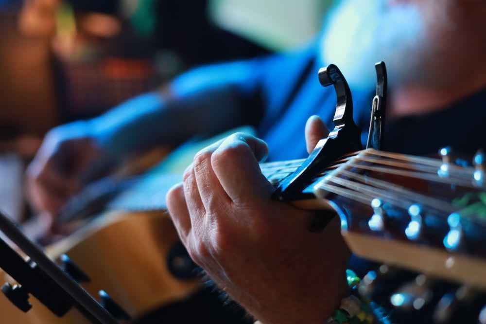 5 Rekomendasi Capo Gitar Terbaik, Kualitas Oke dan Harga Murah!