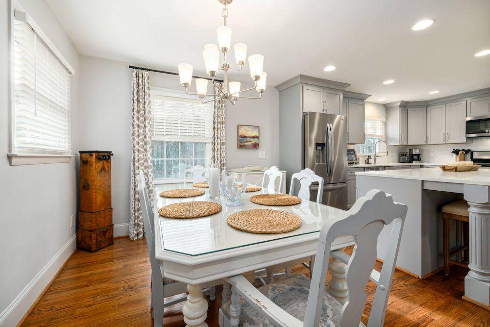 ilustrasi lampu chandelier pada desain ruang makan shabby chic (pexels.com/Curtis Adams)