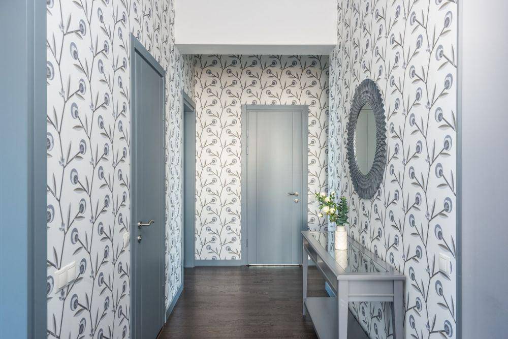 Ilustrasi lorong rumah shabby chic dengan stiker wallpaper bunga (pexels.com/Max Rahubovskiy)