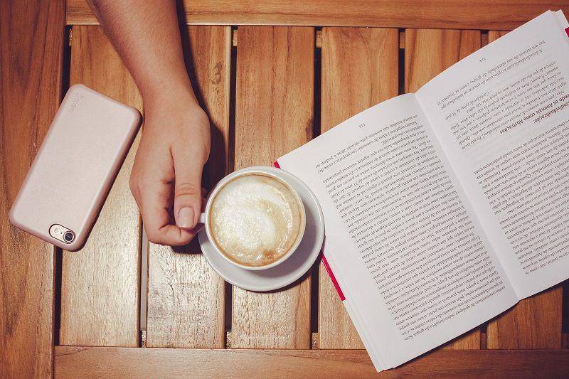 contoh semantik dalam tulisan (pexels.com/Victor Freitas)