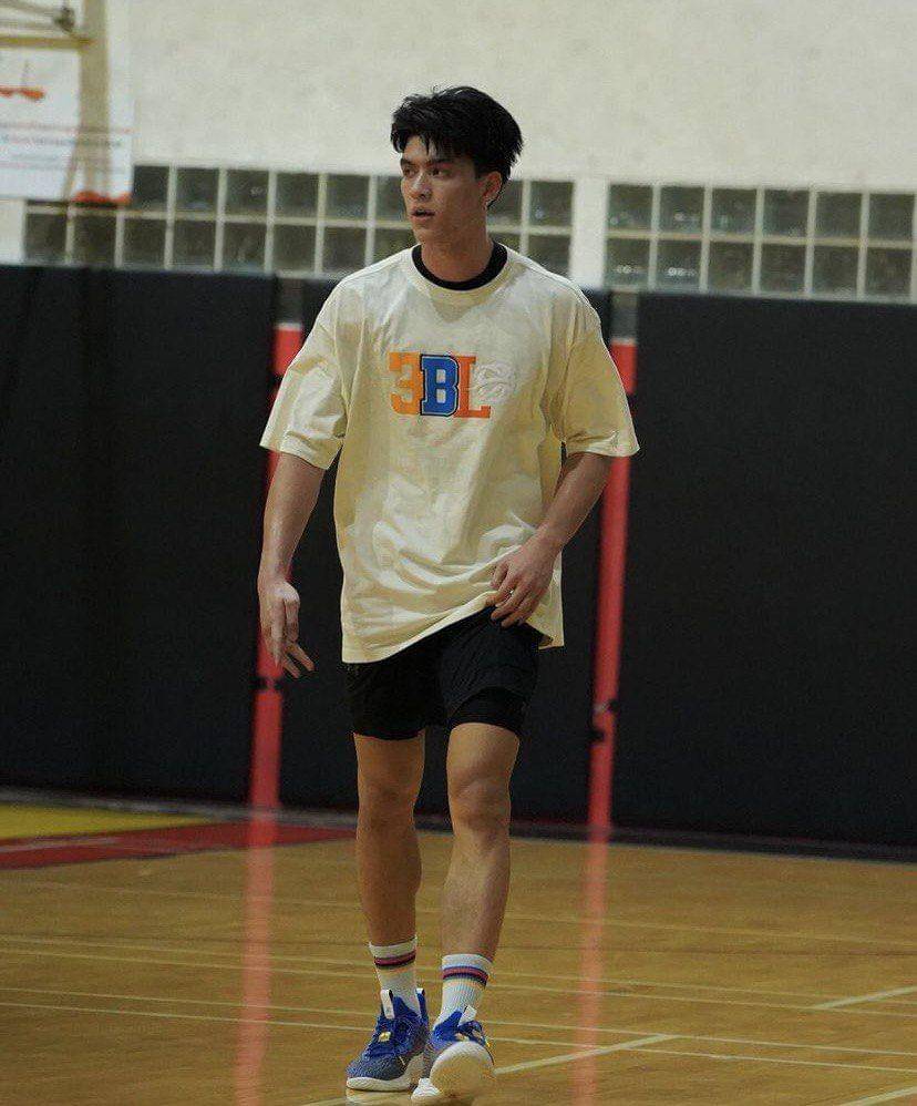 Potret Sporty ala Joss Wayar (instagram.com/josswayar)