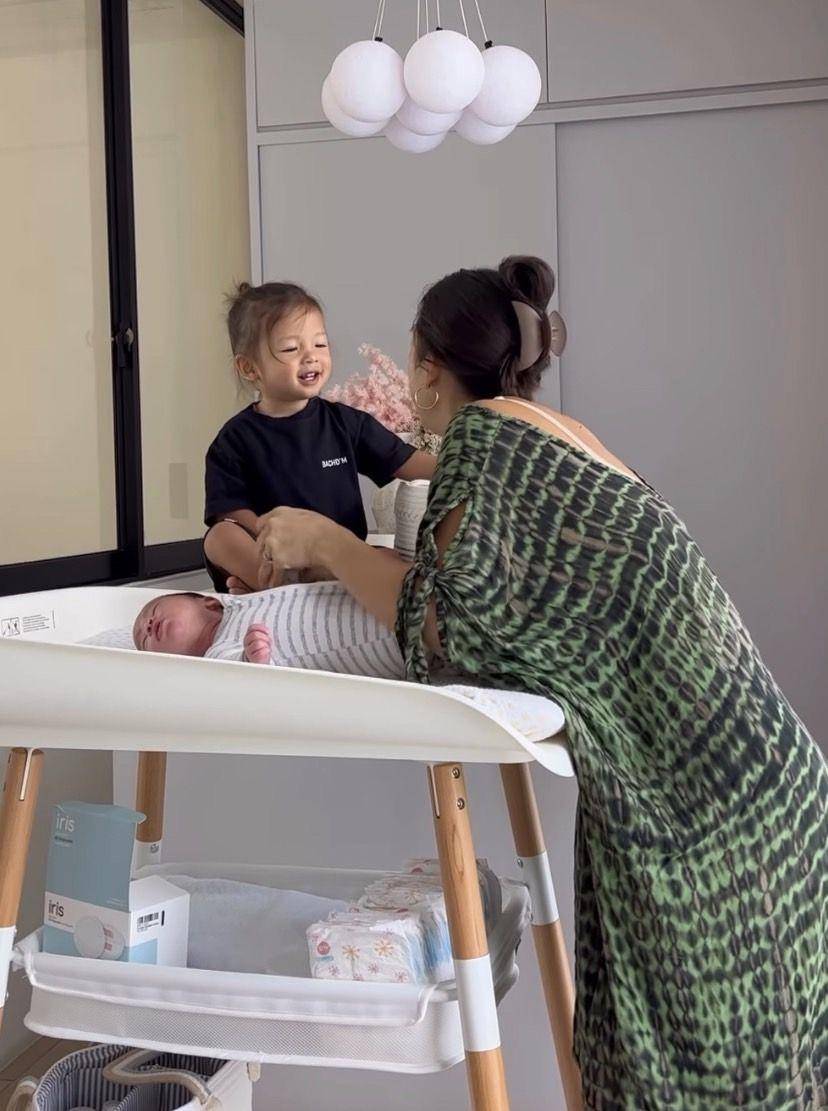 potret Jennifer urus kedua anaknya (instagram.com/jenniferbachdim)