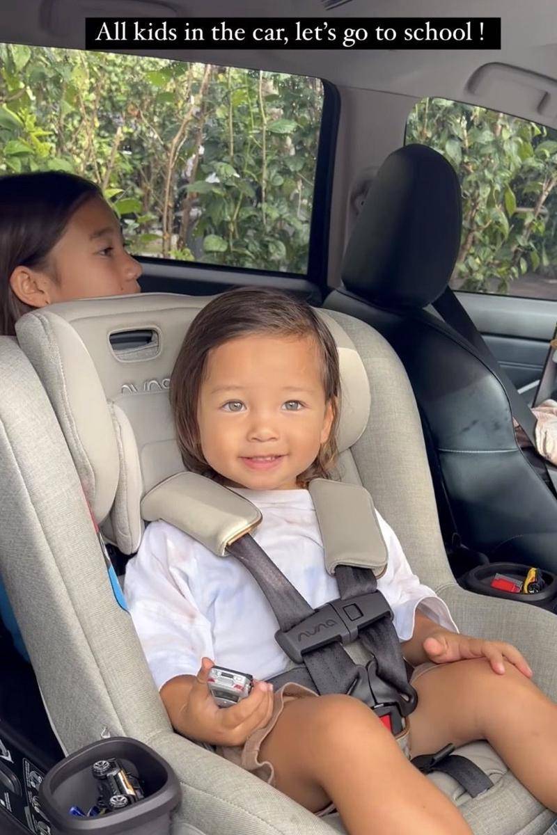 potret Jennifer antar anak ke sekolah (instagram.com/jenniferbachdim)