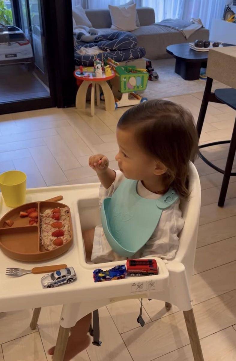 momen Jennifer berikan sarapan untuk anaknya (instagram.com/jenniferbachdim)