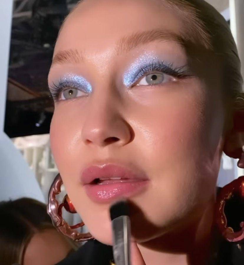 potret saat Gigi Hadid sedang dirias (instagram.com/gigihadid)