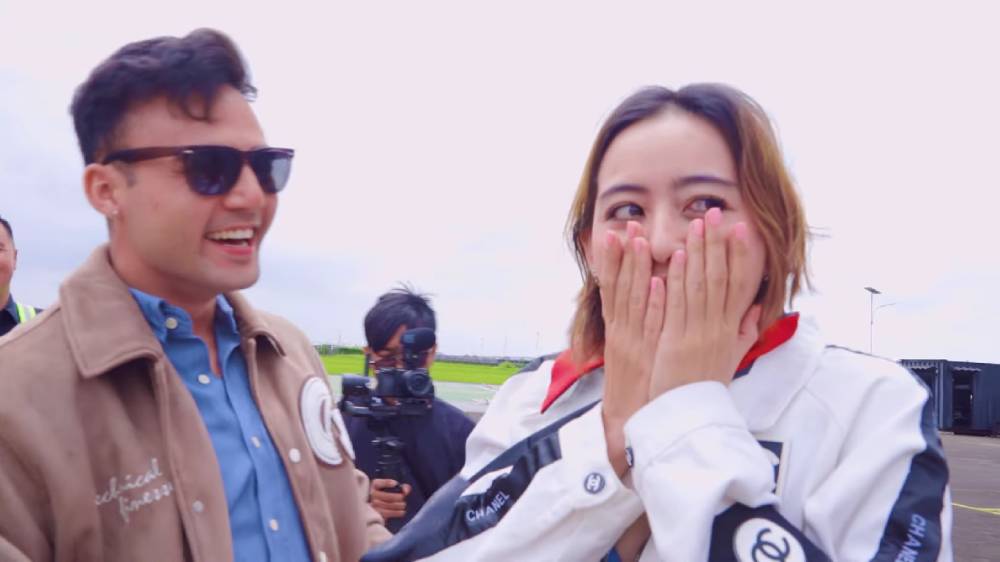 potret lamaran Indra Brotolaras dan Laura Theux (dok.YouTube/ Laura Theux dan Indra Brotolaras Official)