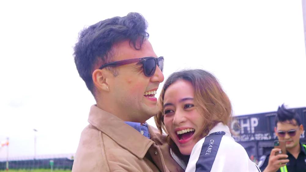 potret lamaran Indra Brotolaras dan Laura Theux (dok.YouTube/ Laura Theux dan Indra Brotolaras Official)